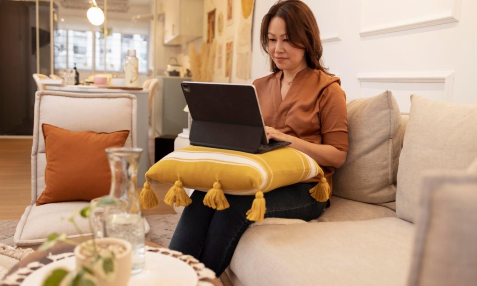 Étudiants travaillant sur des analyses financières