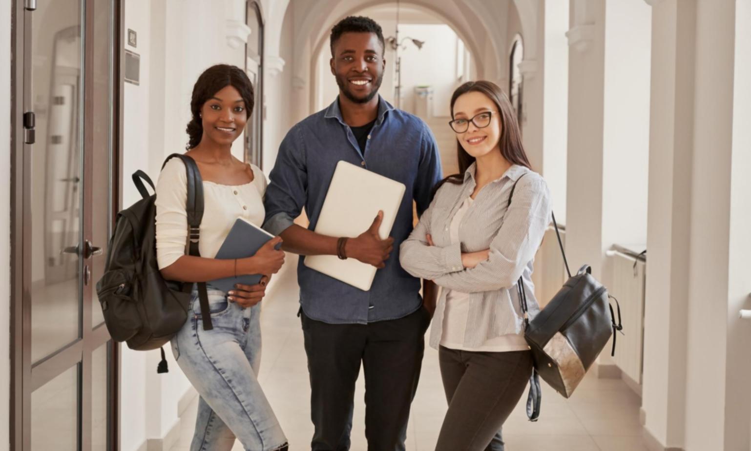 Salle de formation moderne avec équipement audiovisuel